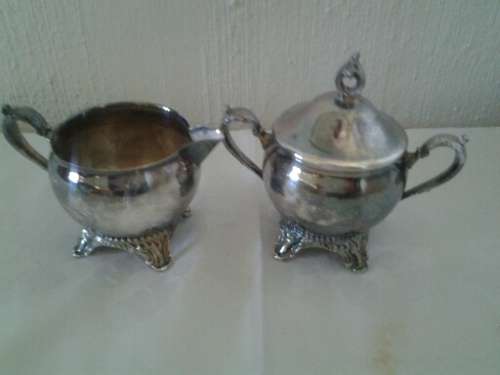 nice and small with orante feet and lid silver plated milk and sugar bowl