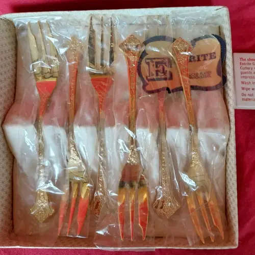 Boxed gold plated Eerite cake forks