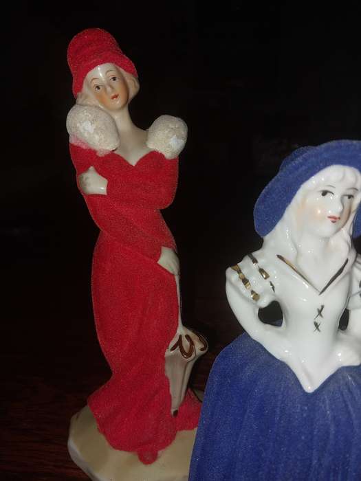 Two velt figurine items