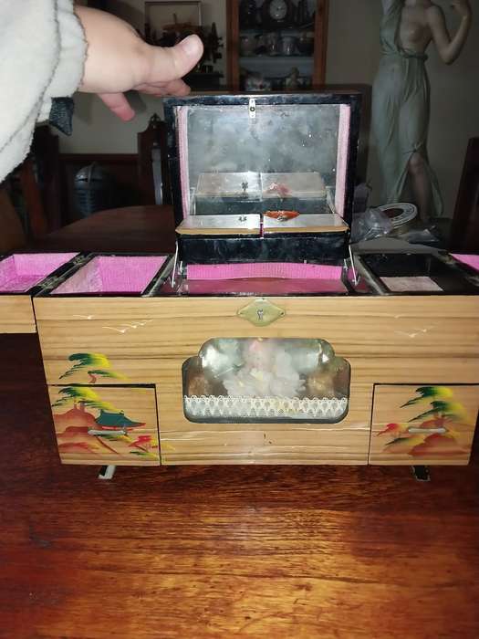Stunning oriental wooden jewelry box