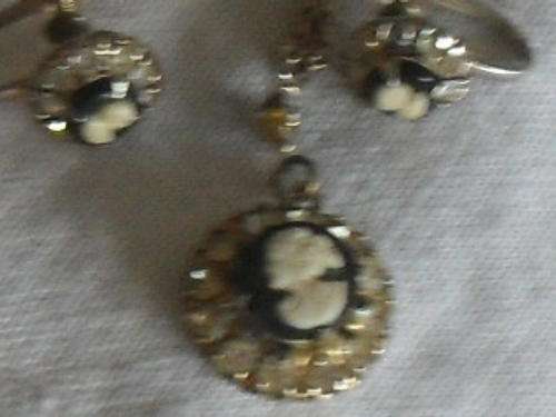 **WEEKEND SPECIAL**VINTAGE SCREW ON  EARINGS AND NECKLACE SET.  CAMEOS SET ON A BLUE BACKGROUND