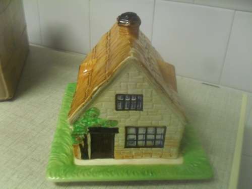 (atRr) VINTAGE - 1930s  BESWICK ENGLISH COTTAGE -  CHEESE / BUTTER DISH -base17x20cm height17cm