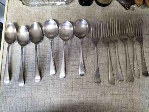 12x MIXED VINTAGE SPOONS AND FORKS