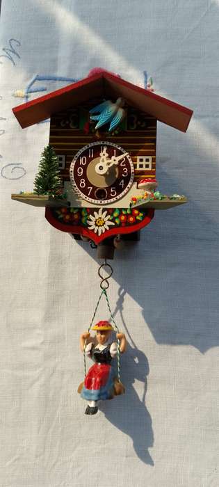 A VINTAGE MINATURE WINDUP CUCKOO CLOCK.. no key