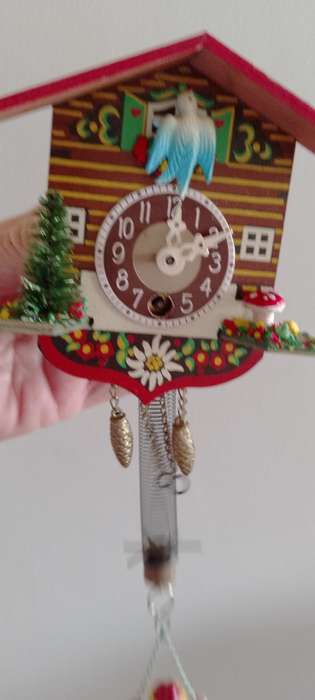 A VINTAGE MINATURE WINDUP CUCKOO CLOCK.. no key