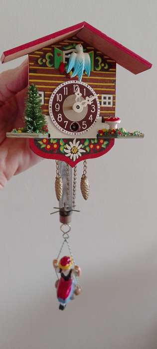 A VINTAGE MINATURE WINDUP CUCKOO CLOCK.. no key