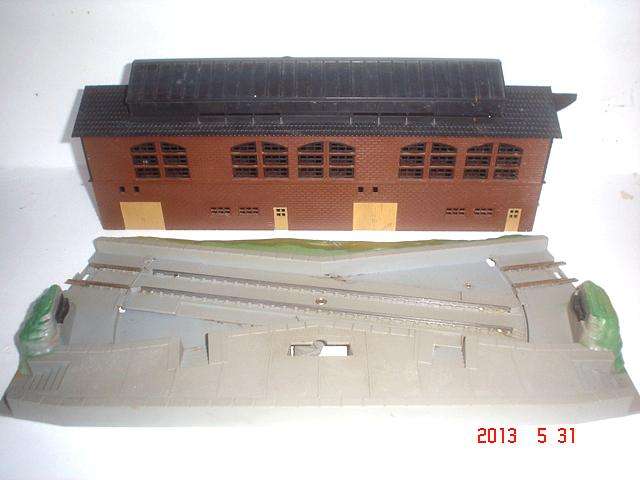 LIMA HO: 2pc Lima Loco Shed and Turntable in fair unboxed condition. (Made in Italy)