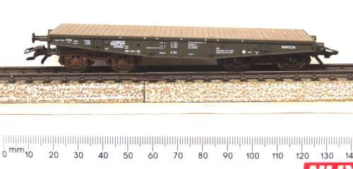 ROCO HO: Detailed German WWII Flatbed Car for Battle Tanks in Fair boxed condition (Austria)