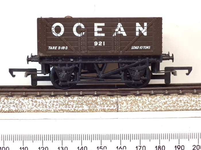 HORNBY OO:  English Freight Car with Milk Can Load in Good Un-boxed condition(England)
