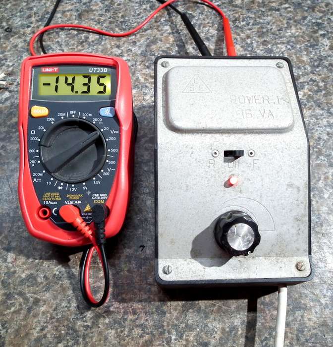 CSE POWER SUPPLY: Old School 12VDC Analogue Power Supply in good un-boxed condition(Italy)