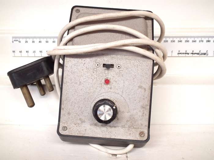 CSE POWER SUPPLY: Old School 12VDC Analogue Power Supply in good un-boxed condition(Italy)