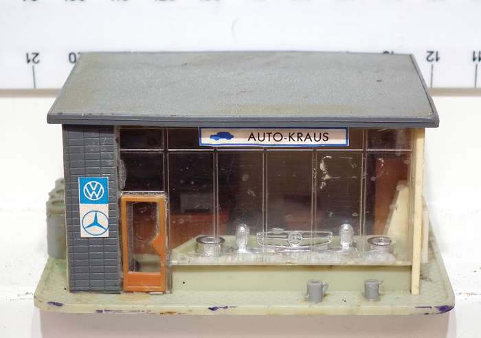 SCENERY HO: Service Station + Auto Spares Shop in Fair Used Condition.