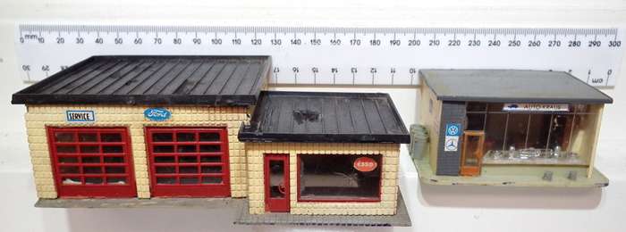 SCENERY HO: Service Station + Auto Spares Shop in Fair Used Condition.