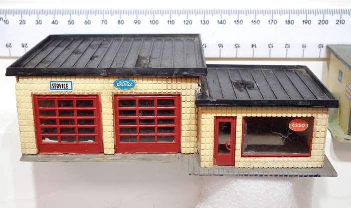 SCENERY HO: Service Station + Auto Spares Shop in Fair Used Condition.