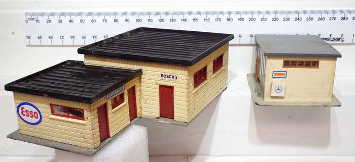 SCENERY HO: Service Station + Auto Spares Shop in Fair Used Condition.