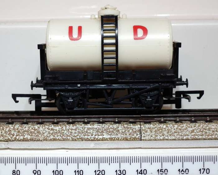 TRI-ANG OO:   Vintage English Tanker Car in Good Un-boxed condition(England)