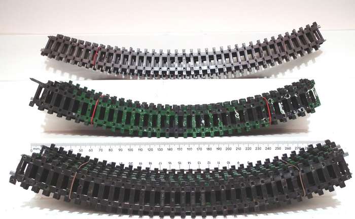 TRI-ANG OO:  17pc Vintage Solid Metal, High Profile Curved Track in Fair Used Condition.(England)
