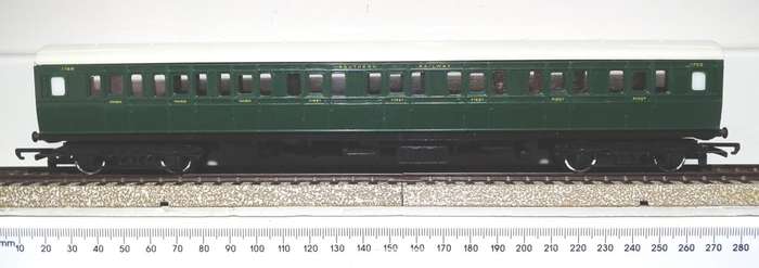 TRI-ANG OO:  Vintage Southern Region Composite Coach in Good Un-Boxed condition (England)