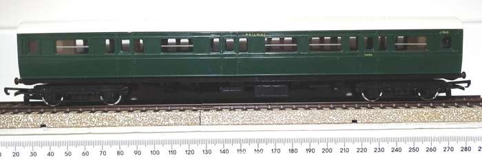 TRI-ANG OO:  Vintage Southern Region Composite Coach in Good Un-Boxed condition (England)