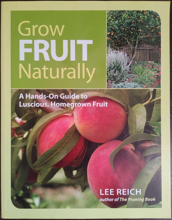 Grow Fruit Naturally: A Hands-On Guide to Luscious, Homegrown Fruit by Lee Reich - SOFT COVER
