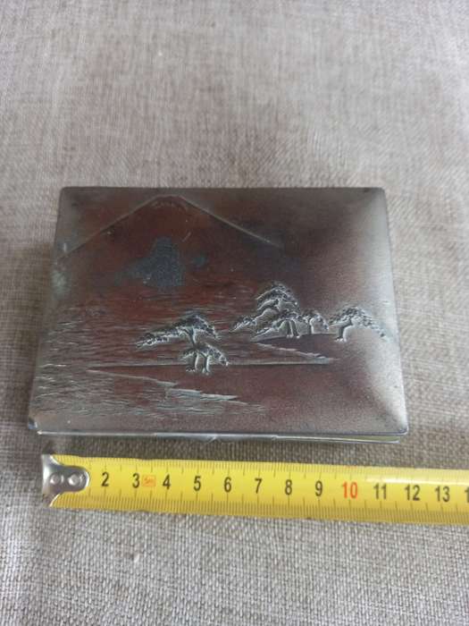 Vintage trinket box - metal