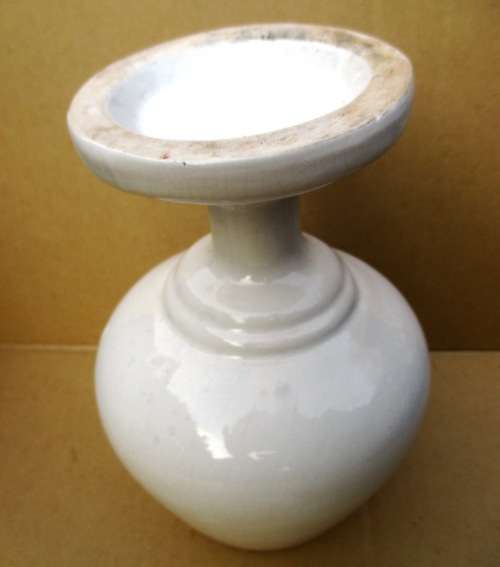 WHITE PORCELAIN/CERAMIC VASE