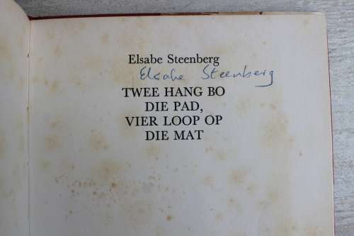 GETEKEN: Twee hang bo die pad, vier loop op die mat - Elsabe Steenberg