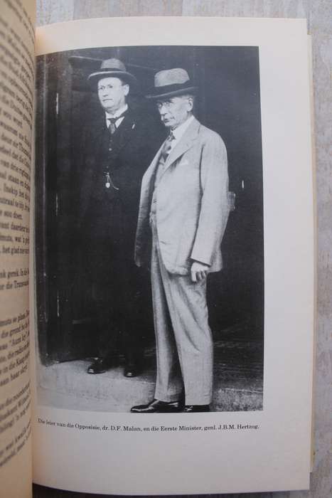 Vyf Dae, Oorlogskrisis van 1939, 'n Spanningsverhaal uit SA se Geskiedenis - At van Wyk