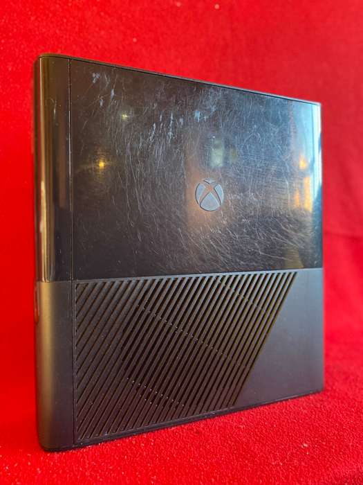 Xbox 360 E 4GB