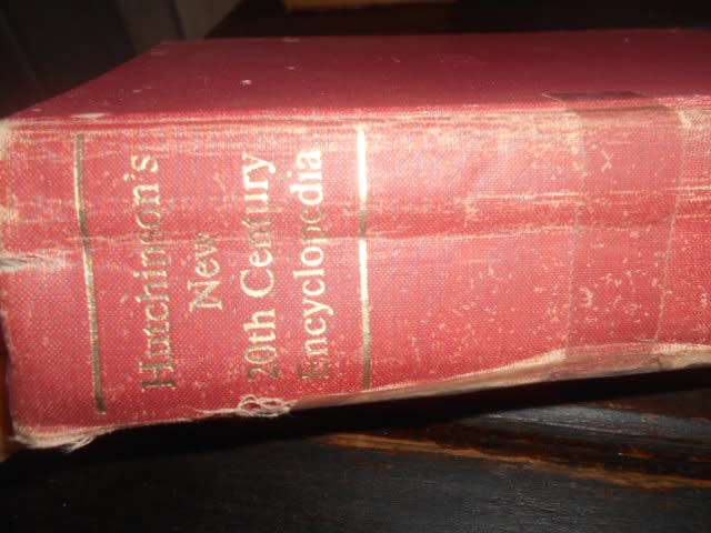 Hutchinson`s new 20th century encyclopedia 1973-  EM HORSLEY EDITOR with maps