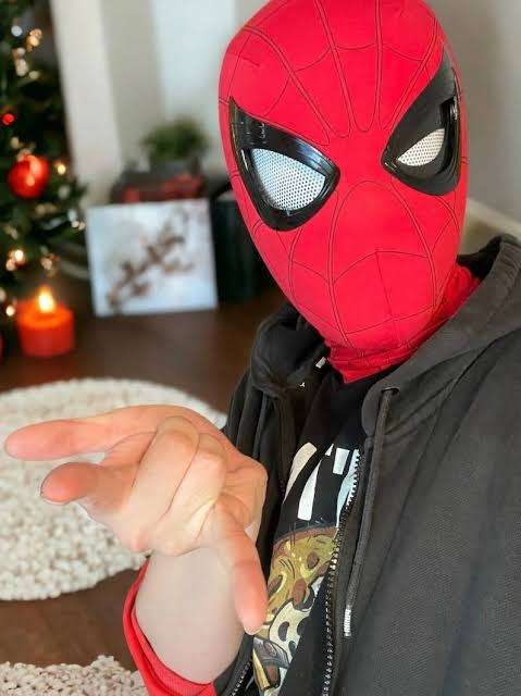SPIDERMAN MASK WITH EYES THAT OPEN AND CLOSE