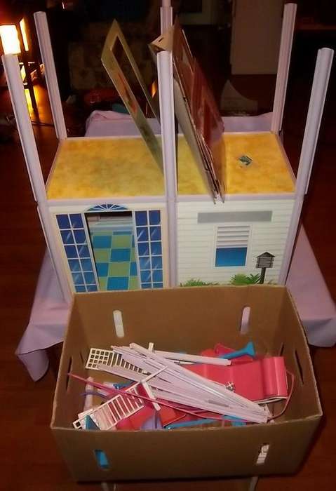 A MODERN PLASTIC DOLLS HOUSE WITH SOME FURNITURE STARTING AT R1