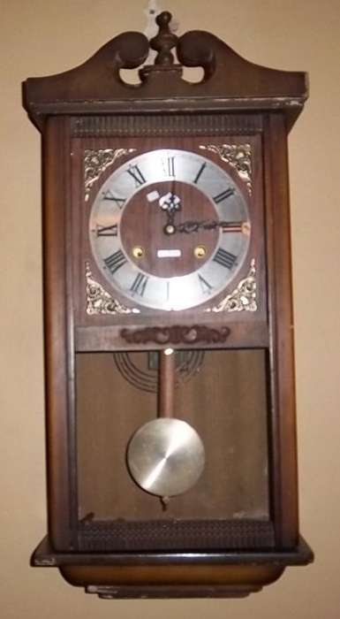 A MECHANICAL WALL CLOCK BY BEACON, 31 DAY, STARTING AT R1
