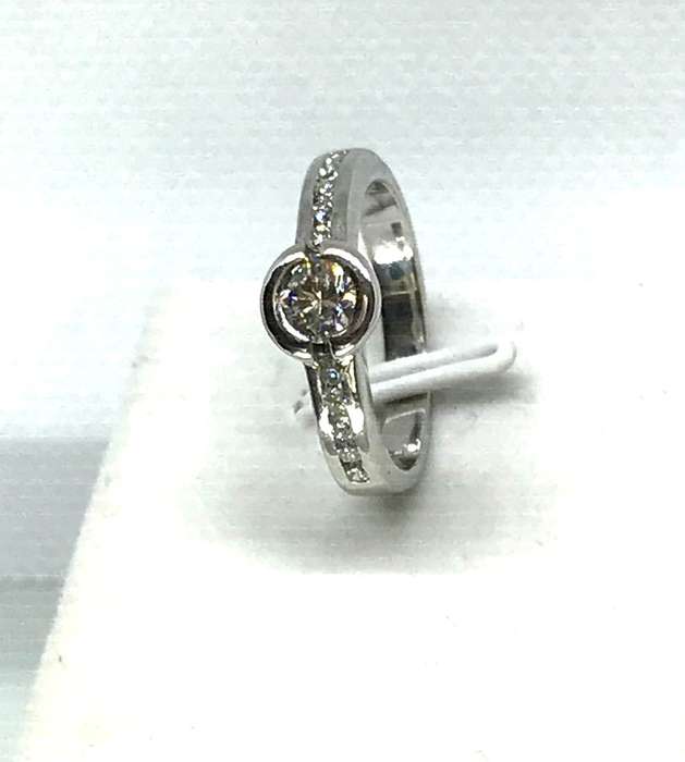 18CT GOLD DIAMOND RING CERTIFIED