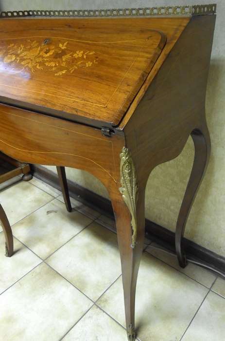 Beautiful French inlay Bureau de dame