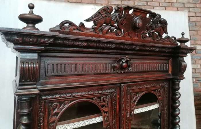 Oak Huntingstyle cabinet with quality carve work