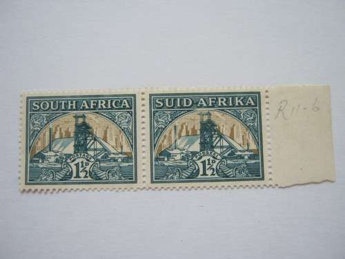 UNION - 1933-48 DEFIN ISSUE - 1&1/2d GREEN & GOLD - PAIR WITH BROKEN CHIMNEY & FAINT HEADGEAR - MNH