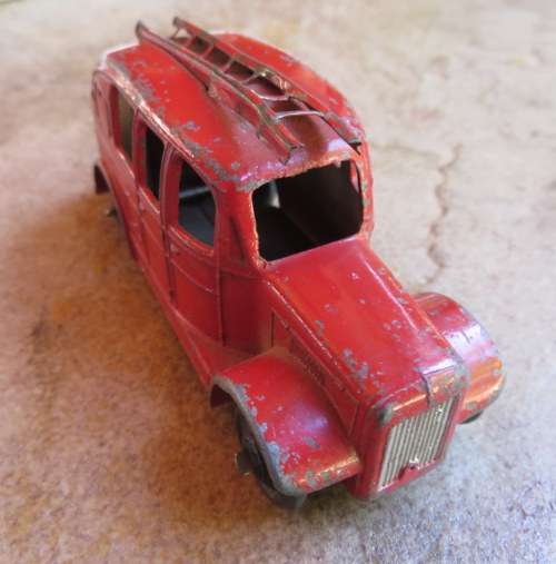 DINKY TOYS FIRE ENGINE MADE BY MECCANO LTD ENGLAND-ORIGINAL PAINT