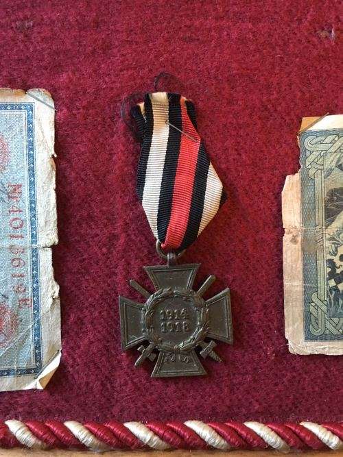 WW1 GERMAN MOUNTED FRAME-GERMAN CROSS OF HONOUR FOR COMBATANTS-3 NOTES & PHOTO FROM THE PERIOD