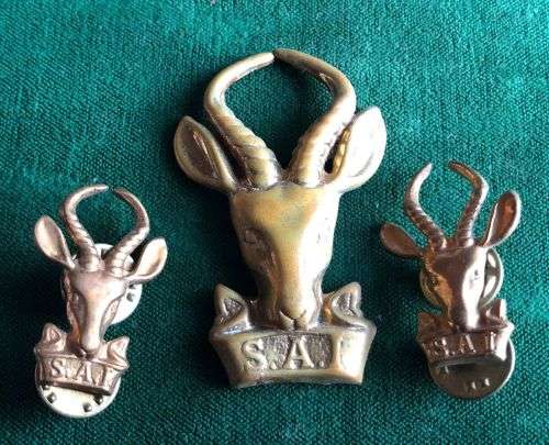 SA INFANTRY CORPS CAP AND COLLARS IN BRASS -WORN 1953-1976- THE CAP WITHOUT LUGS