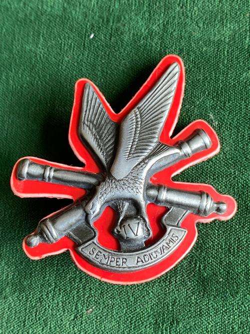 4 FIELD REGIMENT ,GREY METAL ON RED PLASTIC CAP BADGE-APPROVED IN 1984-2X SCREW LUGS