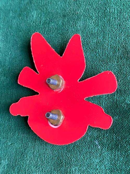 4 FIELD REGIMENT ,GREY METAL ON RED PLASTIC CAP BADGE-APPROVED IN 1984-2X SCREW LUGS