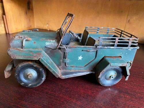 METAL MILITARY JEEP WITH A LOT OF CHARACTER-MEASURES LENGTH 27 CM-WIDTH 15CM-HEIGHT 15 CM-NO MAKERS