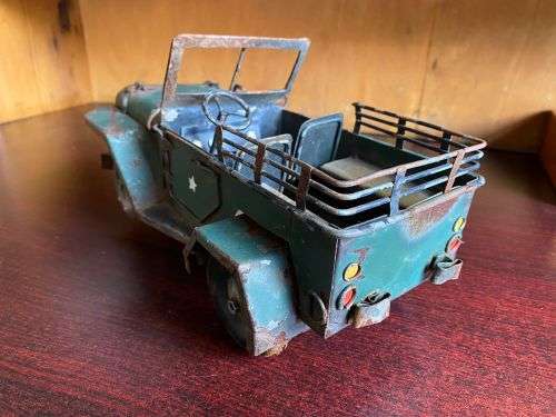 METAL MILITARY JEEP WITH A LOT OF CHARACTER-MEASURES LENGTH 27 CM-WIDTH 15CM-HEIGHT 15 CM-NO MAKERS