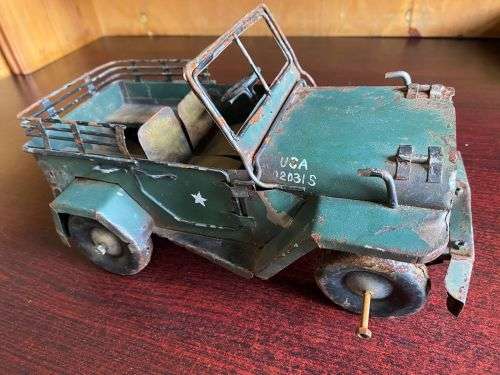 METAL MILITARY JEEP WITH A LOT OF CHARACTER-MEASURES LENGTH 27 CM-WIDTH 15CM-HEIGHT 15 CM-NO MAKERS