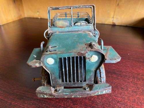 METAL MILITARY JEEP WITH A LOT OF CHARACTER-MEASURES LENGTH 27 CM-WIDTH 15CM-HEIGHT 15 CM-NO MAKERS