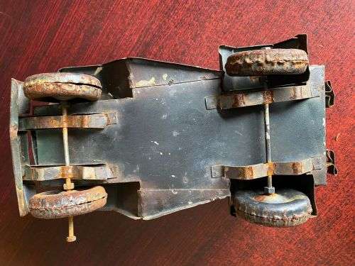METAL MILITARY JEEP WITH A LOT OF CHARACTER-MEASURES LENGTH 27 CM-WIDTH 15CM-HEIGHT 15 CM-NO MAKERS