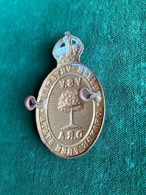 DEFENCE RIFLE ASSOCIATION CAP BADGE OFS-WORN 1923-1943- 2 LUGS