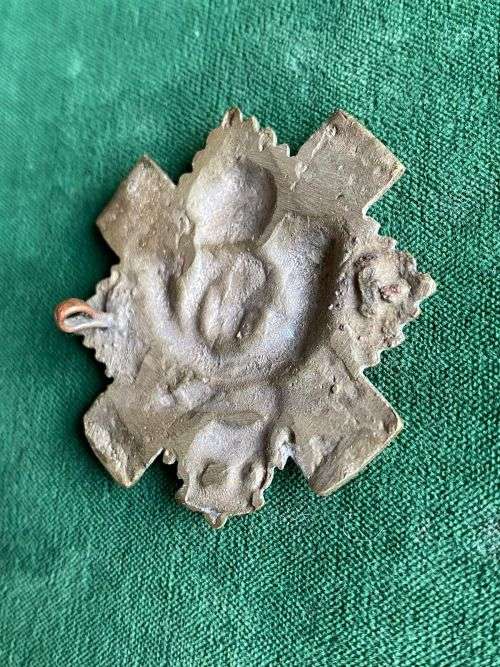 THE HIGHLAND LIGHT INFANTRY-WITH SMALL SCROLL COLLAR BADGE,WHITE METAL 1902-52-ONE LUG