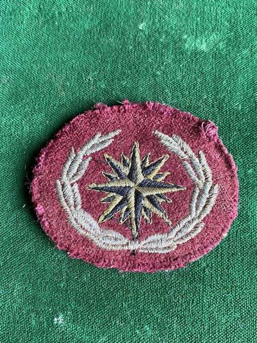 SPECIAL FORCES BRIGADE-ISSUED 1995 7TH ISSUE COMPASS ROSE-SILVER LUREX WREATH GOLD AND BLACK THREAD